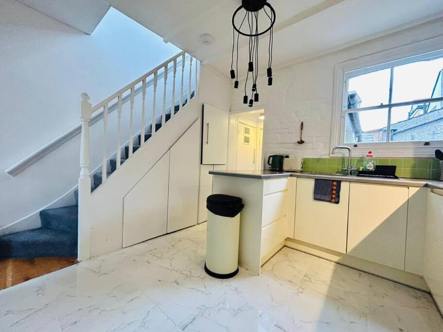 Elegant House In Stratford Apartment London Exterior photo